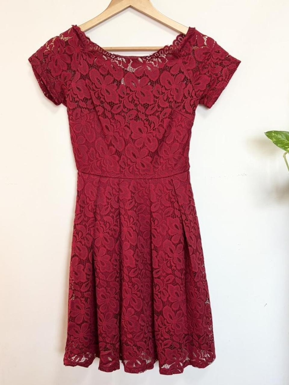 Lace Fit & Flare Short Sleeve Dress in Deep Red Size Small